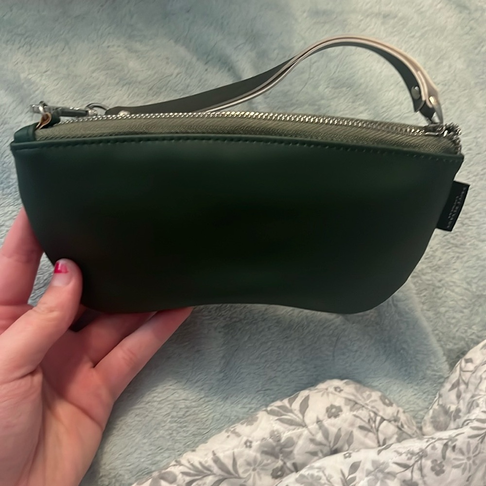This is adorable to hold any sunglasses or anything really. Never used.
